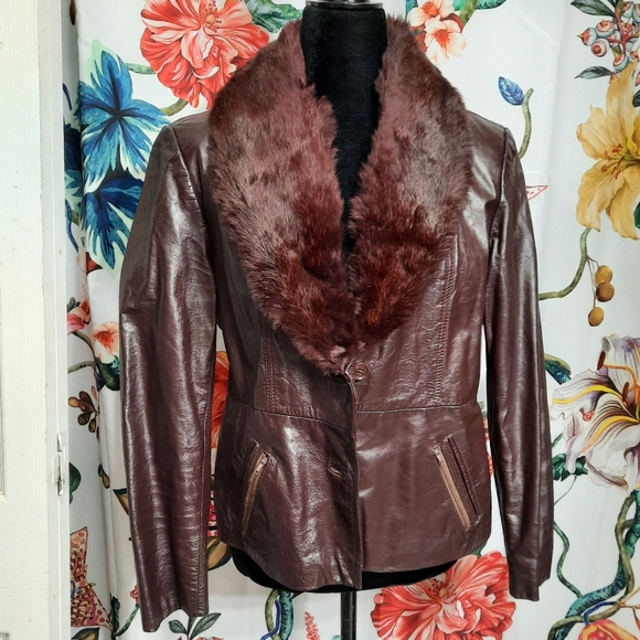 ~{Vintage}~ Fur collar red leather jacket. - Picture 2 of 12